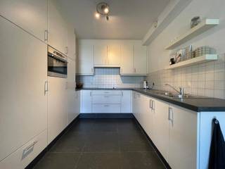 <p>Ontdek dit verzorgd duplexappartement op de eerste verdieping, gunstig gelegen in Weelde (Ravels), op korte afstand van het centrum en met een vlotte verbinding naar de omliggende gemeenten. Het appartement beschikt over een inkomhal met gastentoilet, een lichtrijke leefruimte met open keuken, een praktische berging, een badkamer en twee volwaardige slaapkamers. Buiten geniet u van een aangenaam terras. Daarnaast beschikt u over twee privatieve parkeerplaatsen en een gemeenschappelijke fietsenberging in de ondergrondse garage. Dankzij de verwarming op aardgas, de aanwezigheid van zonnepanelen en de lift in het gebouw geniet u van extra comfort en een energiezuinige woonomgeving. Een BEZOEK aanvragen kan enkel online via WWW.VASTGOEDPARTNERS.BE</p>
<p><strong> </strong></p>