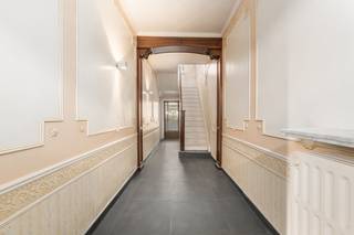 Wie op zoek is naar een woning die nog verder naar eigen smaak kan ingericht worden is hier aan het juiste adres. Deze woning werd reeds gedeeltelijk gerenoveerd en vormt een uitstekende basis.<br /><br />BELANGRIJKE TROEVEN:<br />- Benedenverdieping grotendeels gerenoveerd<br />- Mogelijkheid extra slaapkamer in de zolder<br />- Aangename, zongerichte tuin<br /><br />De inkomhal biedt toegang tot de lichtrijk en ruime woonkamer. In het verlengde hiervan bevindt zich de aanbouw waar voldoende ruimte is om een leefkeuken te plaatsen. Achteraan de woning bevindt zich het sanitair met een apart toilet en de badkamer voorzien van douche en wastafel.<br /><br />Op de bovenverdieping zijn momenteel twee slaapkamers. De slaapkamer aan de voorzijde kan eenvoudige opgesplitst worden in twee kleinere kamers. De vaste trap naar de zolder biedt eveneens de mogelijkheid om een extra slaapkamer te voorzien.<br /><br />Benieuwd naar deze woning? Plan snel jouw bezoek in!<br /><br />EPC: 751 Kwh / (m²/jaar) - UC: 3466816<br />Referentie: YP/26048/TK<br /><br />Bestuursmaatregelen in het maatregelenregister: Nee<br />Recente stedenbouwkundige inlichtingen in aanvraag
