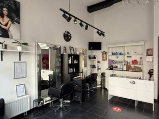 Op een goed bereikbare locatie in het levendige Antwerpen-Noord komt dit handelsgelijkvloers met kelder vrij. De gelijkvloerse ruimte beslaat ongeveer 65m² en beschikt over een brede vitrine die zorgt voor veel zichtbaarheid en natuurlijke lichtinval. De indeling biedt een ontvangstruimte, meerdere afzonderlijke ruimtes die flexibel in te richten zijn, een kitchenette, een toilet en toegang tot een ruime kelderverdieping die ideaal is als stockage of archief. Dankzij de centrale ligging tussen Park Spoor Noord, de Italiëlei en het Eilandje is er een constante passage en een gevarieerd publiek. Het pand is vlot bereikbaar met de wagen, fiets en het openbaar vervoer. Geschikt voor diverse handelsactiviteiten of vrije beroepen. Onmiddellijk beschikbaar. Interesse? Neem contact op voor meer informatie of een bezichtiging.