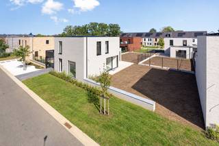 <p>Te koop: moderne open bebouwing in Koersel, gelegen in een rustige residentiële buurt.</p>

<p> </p>

<p>Deze nieuwbouw woning (bouwjaar 2026) combineert eigentijdse architectuur met een praktische indeling. Gelegen in Panisdries, geniet u van een groene omgeving met alle voorzieningen op korte afstand. De woning biedt drie comfortabele slaapkamers, een ruime tuin en een carport. Dankzij de open bebouwing profiteert u van veel lichtinval en een gevoel van ruimte.</p>

<p> </p>

<p>Belangrijkste ruimtes:</p>

<p>• Ruime living met aansluitende eetkamer, ideaal voor gezellige momenten.</p>

<p>• Moderne keuken met directe toegang tot de tuin.</p>

<p>• Drie slaapkamers, perfect voor gezin of gasten.</p>

<p>• Badkamer met alle nodige voorzieningen.</p>

<p>• Carport voor uw wagen.</p>

<p>• Berging en inkomhal voor extra opbergruimte.</p>

<p>• Terras met zicht op de tuin.</p>

<p> </p>

<p>Troeven:</p>

<p>• Nieuwbouw (2026) met moderne indeling.</p>

<p>• Zonnepanelen</p>

<p>• Warmtepomp</p>

<p>• Oplevering eind 2026</p>

<p> </p>

<p>Neem vandaag nog contact op met uw ERA-makelaar voor een bezoek.</p>

<p> </p>

<p>JOUW DROOMHUIS. ZO GEVONDEN!</p>