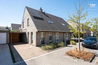 <p>Deze energiezuinige halfopen woning bevindt zich in een rustige en aangename woonwijk in Wondelgem. Het centrum van Gent ligt op slechts enkele minuten fietsen en is ook gemakkelijk bereikbaar met bus, tram of auto. Winkels, scholen, openbaar vervoer en het station van Wondelgem bevinden zich op korte afstand. Via de nabijgelegen R4 geniet u bovendien van een vlotte verbinding naar de belangrijkste invalswegen.</p>
<p>De woning werd gebouwd in 2011 en biedt een bewoonbare oppervlakte van 133 m² op een perceel van 250 m².</p>
<p>Troeven van deze woning:</p>
<ul>
<li>EPC-label A</li>
<li>15 zonnepanelen</li>
<li>Zuidwestgerichte tuin</li>
<li>Rustige, maar centrale ligging</li>
<li>Recente airconditioning op zowel de gelijkvloerse als de bovenverdieping</li>
<li>gasopen haard in de leefruimte</li>
<li>Laadpunt voor een elektrische wagen</li>
<li>Ruime tuinberging</li>
<li>Regenwaterput van 10.000 liter</li>
<li>Carport naast de woning</li>
</ul>
<p>Bij het betreden van de woning komt u terecht in de inkomhal met apart toilet. De leefruimte vormt één aangenaam geheel met een zit- en eethoek en een open keuken. Aansluitend bevinden zich de praktische wasplaats en de toegang tot het terras en de zonnige tuin.</p>
<p>Op de eerste verdieping beschikt de woning over drie volwaardige slaapkamers en een comfortabele badkamer, uitgerust met een douche, ligbad en toilet.</p>
<p>Deze verzorgde woning combineert hedendaags wooncomfort, energiezuinigheid en een uitstekende bereikbaarheid, en vormt daarmee de ideale thuis voor gezinnen of koppels die op zoek zijn naar een instapklare woning nabij Gent.</p>
<p><br />Contacteer Top Vastgoed voor een bezoek op 0475 700 700.</p>