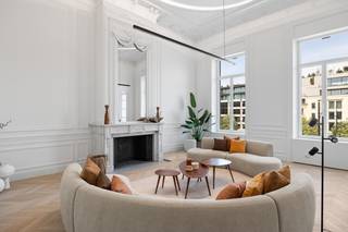 Waan je in een Parijse droom in dit majestueuze luxe appartement op de begeerde Kouter. Hier ervaar je pure klasse, van de originele, hoge plafonds met sierlijke moulures tot het verfijnde Hongaarse punt parket. De imposante ramen zorgen ervoor dat elke kamer baadt in natuurlijk licht en bieden een schitterend uitzicht op één van de mooiste pleinen van Gent.<br /><br />Deze uitzonderlijke woonst, met een royale bewoonbare oppervlakte van maar liefst 242 m², maakt deel uit van de gerenommeerde residentie B’eau Kouter. De volledige renovatie in 2023 creëert een samenhang tussen historische grandeur en moderne luxe, waarbij elk detail, van vloeren tot verlichting, getuigt van onberispelijke kwaliteit en stijl.<br /><br />Bij binnenkomst in de imposante inkomhal voelt men meteen het spectaculaire ruimtegevoel, dankzij plafonds van meer dan vier meter hoog. Zowel de leefruimte als de eetkamer zijn uitgerust met elegante, marmeren schouw en authentieke wandafwerking die samen zorgen voor een tijdloze, vorstelijke sfeer.<br />In deze lichtrijke kamers wordt elk moment van de dag een belevenis, of je nu tot rust komt met zicht op het levendige plein of gasten ontvangt in een setting die indruk maakt.<br /><br />Aansluitend ontdek je de volledig uitgeruste designkeuken, afgewerkt met hoogwaardige materialen en een doordachte indeling.<br /><br />Aan de rustige achterzijde vind je twee imponerende slaapkamers, elk met toegang tot het privatief terras. Ook hier zorgen grote raampartijen voor een aangename lichtinval. De master bedroom beschikt over een luxueuze ensuite badkamer. Vervolgens is er nog een extra aparte badkamer en een douchekamer, allemaal afgewerkt op het hoogste niveau.<br /><br />Als laatste troef beschikt deze parel over de mogelijkheid om ondergrondse autostaanplaatsen te kopen of te huren.<br /><br />Dit appartement valt onder het btw-stelsel 21%<br /><br />Neem vandaag nog contact op en laat je betoveren door deze unieke woonbeleving aan de Kouter!