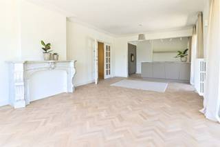 TE HUUR – Exclusief appartement met prachtig uitzicht op het Stadspark van Sint-Niklaas. Op een toplocatie aan het Stadspark van Sint-Niklaas bevindt zich dit uitzonderlijk ruim appartement van maar liefst 140 m². Het appartement werd volledig gerenoveerd met materialen van topkwaliteit en biedt een perfecte combinatie van ruimte, comfort en een stijlvolle afwerking. De lichtrijke leefruimte, moderne keuken en 3 volwaardige slaapkamers maken deze woonst ideaal voor gezinnen, koppels of wie extra ruimte wenst. Daarnaast beschikt het appartement over een garage, kelderberging en zolderkamer. Een unieke kans om te wonen in een instapklaar appartement met een prachtig uitzicht, vlak bij het centrum, winkels, scholen en openbaar vervoer.