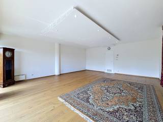 <p><b>WOLUWE-SAINT-ETIENNE</b>, ideaal gelegen vlak bij het openbaar vervoer, de Ring, het Saint-Luc-ziekenhuis en de luchthaven. Ontdek dit prachtige, volledig gerenoveerde appartement met 2 slaapkamers, met een woonoppervlakte van 96 m² en veel lichtinval.<br /><br />Het appartement bestaat uit een inkomhal met inbouwkasten, een ruime en lichte woonkamer, een ingerichte keuken, twee comfortabele slaapkamers, een moderne doucheruimte en een apart toilet. U kunt ook genieten van twee terrassen, één aan de voorzijde en één aan de achterzijde van het gebouw, waardoor u op elk moment van de dag kunt genieten van aangename buitenruimtes.<br /><br />Een grote privégarage van 16 m², die ook als opslagruimte kan dienen, is bij de huurprijs inbegrepen. Het gebouw biedt hoogwaardige voorzieningen die gratis ter beschikking staan van de bewoners, waaronder een groot binnenzwembad van 18 m lang en een tennisbaan. De kostenraming bedraagt 250 €/maand en omvat de gemeenschappelijke kosten, het koudwaterverbruik en de conciërgediensten.</p>
<p>EPB: B – 200 kWh/(m²/jaar).<br /><br /><b><u>3e verdieping</u>:</b></p>
• Hal met opbergkasten en kledingkast<br />• Woonkamer van ± 40 m² met toegang tot een terras van 9 m² op het zuidwesten<br />• Ingerichte keuken (oven, kleine kookplaat, afzuigkap, koelkast, vriezer en magnetron) met toegang tot het achterterras van 13 m² op het noordoosten<br />• Apart toilet<br />• Doucheruimte<br />• Slaapkamer 1: ± 12,5 m² (2,83 x 4,40) met toegang tot het achterterras van 13 m² op het noordoosten<br />• Slaapkamer 2: ± 12,5 m² (2,79 x 4,40) met aangrenzende doucheruimte en een toilet, met toegang tot het achterterras van 13 m² op het noordoosten<br />
<p><u>Garagebox inbegrepen in de huurprijs, 16 m², gelegen</u> op niveau -2, nr. 102<br /><u>Vaste vergoeding voor servicekosten</u>: 250 €/maand voor de gemeenschappelijke ruimtes, koud water en conciërge.</p>
<br />Het gebouw beschikt over hoogwaardige voorzieningen die gratis ter beschikking staan van de bewoners, waaronder een groot binnenzwembad en een tennisbaan.<br />Recente kozijnen met dubbele beglazing!<br /><br />Er zijn tegen betaling verschillende wasruimtes met wasmachines en drogers beschikbaar op niveau -2.