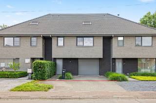 <p><span>Uitstekend gelegen gezinswoning met inpandige garage en mooi aangelegde tuin (430m²)</span></p><p><span> </span></p><p><span>Dit betreft een recente & ruime gezinswoning (BJ 2013) voorzien van alle comfort met o.a. 3 à 4 slaapkamers, vloerverwarming en een zeer aangename tuin.</span></p><p><span>Qua ligging is de woning gelegen op een absolute toplocatie met op wandelafstand o.a. een lagere school, kleine winkels en het gezellige Preekekeplein. </span></p><p><span>De aangename woonsfeer met veel lichtinval & interactie tot het buitenleven, de ruime bewoonbare oppervlakte van 214m² en het functionele vloerplan voor jonge gezinnen zijn slechts enkele van de vele troeven.</span></p><p><span> </span></p><p><span>INDELING</span></p><p><span> </span></p><p><span>Gelijkvloers:</span></p><p><span>Oprit met plaats voor meerdere wagens.</span></p><p><span>Riante inkomhal met gastentoilet en ruimte voor vestiaire.</span></p><p><span>Ruime woonkamer (48m²) met open keuken, veel lichtinval en 100% interactie met tuin & terras.</span></p><p><span>Hedendaags uitgeruste keuken, voorzien van o.a. ontbijthoek, anderhalve spoelbak, composieten werkblad, ingebouwde koffiemachine, vaatwas, inductievuur en 2 ovens. </span></p><p><span>Berging aan keuken met o.a. aansluiting voor wasmachine.</span></p><p><span>Garage met automatische sectionaalpoort.</span></p><p><span>Mooi aangelegde tuin met verschillende gezellige terrassen, kleine waterpartij en tuinberging (Padouk).</span></p><p><span> </span></p><p><span>1e verdieping:</span></p><p><span>Master bedroom met dressing (23m²).</span></p><p><span>Comfortabele kinderkamer (17m²).</span></p><p><span>Badkamer met ligbad, inloopdouche, dubbel lavabomeubel en toilet.</span></p><p><span> </span></p><p><span>2e verdieping:</span></p><p><span>3e slaapkamer (20m²).</span></p><p><span>Overloop bureau / fitnesskamer (19m²) met mogelijkheid tot 4e slaapkamer.</span></p><p><span> </span></p><p><span>EXTRA</span><span><br />Bouwjaar 2013, in onberispelijke staat van onderhoud.</span></p><p><span>Vloerverwarming op het gelijkvloers, radiatoren op de verdieping, beiden via HR condensatieketel op aardgas.</span></p><p><span>Conforme elektrische installatie.</span></p><p><span>Energetische topscore met EPC label A (75 kWh/m²).</span></p><p><span>ALU ramen met dubbele HR beglazing.</span></p><p><span>Sunscreens voorzien op bijna alle ramen, incl. lichtstraat in woonkamer.</span></p><p><span>Automatische zonnetent voorzien over het terras.</span></p><p><span>Regenwaterput voorzien van 7.500L (toiletten & wasmachine).</span></p><p><span>Voorvoorzieningen zonnepanelen aanwezig.</span></p><p><span>Uitstekend gelegen vlakbij het gezellige Preekekeplein en mooie groenzones doorheen de natuur.</span></p><p><span>Op wandelafstand van alle lokale faciliteiten (Kleine winkels & lagere school).</span></p><p><span>Zeer vlotte mobiliteit richting Gent & Antwerpen door de nabijheid van E34.</span></p><p><span> </span></p><p><span>Absolute topper in de klasse van de energiezuinige, moderne & instapklare gezinswoning! </span></p><p><span> </span></p><p><span>EPC 75 - Label A</span></p><p><span>Wg - Vg - Gvv - Gvkr - Gmo</span></p><p><span> </span></p><p><span> </span></p>