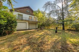 <p>In het bruisende centrum van Schilde bevindt zich deze veelzijdige praktijkwoning die wonen en werken op een unieke manier combineert. Dankzij de centrale ligging geniet u van alle voorzieningen op wandelafstand — winkels, scholen, horeca en openbaar vervoer liggen letterlijk om de hoek.</p>
<p>De woning biedt een ideale indeling voor wie een professionele praktijk aan huis wil combineren met comfortabel wonen. De benedenverdieping beschikt over een woongedeelte, ruime praktijk- en/of kantoorruimtes met aparte ingang, de bovenverdieping werd volledig ingericht met slaapkamers, badkamers en keuken.</p>
<p>Of u nu op zoek bent naar een woning met werkmogelijkheden, een investering met potentieel, of een nieuwe start midden in het dorpsleven van Schilde — deze eigendom biedt eindeloze mogelijkheden.</p>
<p>GELIJKVLOERS<br />Inkomhal 23m² op natuursteen.<br />Woonkamer 55m² op vasttapijt.<br />Keuken 18m² op tegel met kookplaat op gas, heteluchtoven, dampkap, dubbele spoelbak en ontbijthoek.<br />Wasplaats 11m² op tegel met toilet en handenwasser en aansluiting voor wasmachine/droogkast.<br />1ste praktijkruimte/slaapkamer.<br />2de praktijkruimte/slaapkamer met aparte berging.<br />Centrale hal met toegang tot de kelderverdieping.<br />Labo.<br />Wachtzaal.<br />Zij-ingang praktijk met gastentoilet.<br />Dubbele garage.</p>
<p>Kelder 68m² met toegang tot de kruipruimte.</p>
<p>1STE VERDIEPING</p>
<p>Nachthal 16m² op vasttapijt.</p>
<p>Hoofdslaapkamer 18m² op vasttapijt met ingemaakte kasten, ensuite dressing 9m² en badkamer 10m² met ligbad, enkele lavabo.</p>
<p>2de slaapkamer 15m².</p>
<p>3de slaapkamer 13m².</p>
<p>4de slaapkamer 12m².</p>
<p>2de badkamer 7m² op tegel met bad/douche combinatie en toilet.</p>
<p>5de slaapkamer 20m².</p>
<p>6de slaapkamer.</p>
<p>VOLLEDIG INGERICHT APPARTEMENT<br />Leefruimte met terras. Keuken. 7<sup>de</sup> slaapkamer. Badkamer. Dressing</p>
<p>Zolder 190 m².</p>
<p>BIJZONDERHEDEN<br />Stookolietank 5000 liter dubbelwandig, dubbele en enkele beglazing, schrijnwerk staal, alarm, alarm sensoren, houten rolluiken.</p>
<p>POSITIEVE ASPECTEN<br />Zéér goede visibiliteit<br />Enorm veel mogelijkheden<br />Ideaal voor wonen/werken<br />Mogelijke projectgrond<br />Wandelafstand winkels, scholen en openbaar vervoer</p>
<p></p>