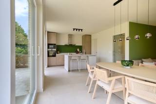 Onze kijkwoning in Residentie Hugo is helemaal klaar.<br /><br />Kom binnen en ontdek zelf de ruimte, afwerking en het wooncomfort van deze energiezuinige woning in het centrum van Ingooigem.<br /><br />De woning telt 2 verdiepingen en biedt een ruime, lichtrijke leefruimte met ingerichte eilandkeuken, <strong>3 slaapkamers</strong>, een afgewerkte badkamer en veel wooncomfort. Buiten geniet je van een ruim terras van 35 m² én een private tuin.<br /><br />Ook energetisch zit je hier goed, met moderne technieken voor verwarming, koeling en ventilatie en zonnepanelen.<strong> Aankoop aan 6% btw</strong> is mogelijk.<br /><br />Een ondergrondse parkeerplaats, extra berging en een fietsenstalling maken het geheel compleet.<br /><br />Benieuwd hoe het hier écht woont? Kom onze kijkwoning zelf ontdekken. Plan je bezoek.