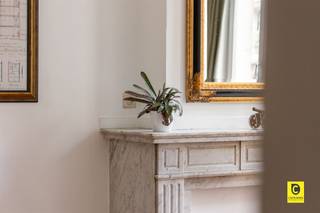 <p><span>Charmant appartement met stadskoer nabij Zurenborg !</span></p><p><span>Op de Plantin en Moretuslei 82 bevindt zich dit karaktervolle appartement van ca. 91 m² op het gelijkvloers van een statig burgerhuis in eclectische stijl, ontworpen door Louis De Vooght. De gevel springt meteen in het oog dankzij de harmonieuze combinatie van natuursteen, grote raampartijen en een sierlijke erker met balustrade die zorgt voor een elegante uitstraling.</span></p><p><span>Locatie</span><span><br />De Plantin en Moretuslei staat bekend om haar prachtige, statige appartementsgebouwen en burgerhuizen, die samen zorgen voor een unieke en architecturaal rijke straatbeleving. U woont hier op een centrale en vlot bereikbare locatie, met winkels, openbaar vervoer en belangrijke invalswegen in de onmiddellijke nabijheid. Bovendien bevindt de gegeerde wijk Zurenborg zich op wandelafstand, gekend om haar charmante pleinen, gezellige cafés en indrukwekkende art-nouveau-architectuur. Een ideale combinatie van stedelijke dynamiek en karaktervol wonen.</span></p><p><span>Indeling</span><span><br />Bij het betreden van het appartement wordt u meteen verwelkomd in een indrukwekkende leefruimte van ca. 36 m², waar authenticiteit en charme centraal staan. De prachtige hoge plafonds (ca. 4 meter!), de authentieke planchévloer en de twee marmeren sierhaarden zorgen voor een unieke sfeer en een uitzonderlijk gevoel van ruimte. De leefruimte biedt meer dan voldoende plaats voor zowel een ruime zithoek als een grote eettafel.</span></p><p><span>Via een elegante dubbele deur bereikt u de open keuken, die naadloos aansluit op de leefruimte. De keuken is volledig uitgerust en biedt bovendien de mogelijkheid om een keukeneiland te installeren voor extra comfort en werkruimte.</span></p><p><span>Aansluitend bevindt zich een praktische was- en bergruimte met plaats voor een wasmachine, droogkast en bijkomende opslag. Hier vindt u eveneens het aparte gastentoilet.</span></p><p><span>Vanuit de wasruimte heeft u toegang tot het privatieve terras van ca. 6 m². Via een trap bereikt u de onderliggende koer, die nog tal van mogelijkheden biedt om een gezellige buitenruimte of een groen hoekje te creëren.</span></p><p><span>De ruime slaapkamer van ca. 17 m² beschikt eveneens over een authentieke schouw en biedt voldoende plaats voor extra kasten of een dressingoplossing. Aansluitend bevindt zich de ensuite badkamer, uitgerust met een ligbad met douchekop en een lavabo met spiegel. </span></p><p><span>Als extra troef beschikt het appartement over een zeer ruime, individuele kelderberging, ideaal voor het opbergen van fietsen, voorraad of seizoensmateriaal.</span></p><p><span>Troeven</span><span>:</span></p><ul><li><span>Kleinschalig gebouw (slechts 4 eigenaars)</span></li><li><span>Geen maandelijkse gemeenschappelijke kosten</span></li><li><span>Authentieke elementen (sierhaarden, hoge plafonds 4m! )</span></li><li><span>Gunstig EPC (label C)</span></li><li><span>Asbestveilig</span></li><li><span>Elektriciteit conform</span></li><li><span>Dak volledig gerenoveerd en geïsoleerd (2024)</span></li><li><span>Voorgevel gezandstraald (2022)</span></li><li><span>Verwarming Lucht/lucht via warmtepomp</span></li></ul><p><span> </span></p><p><span>Een uniek appartement boordevol charme en karakter, ideaal voor wie stijlvol wil wonen op een centrale locatie in Antwerpen.</span></p><p><span> </span></p>