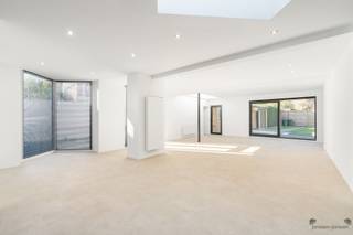 <p><span>Dit uitzonderlijk ruime duplexappartement met maar liefst 247 m² bewoonbare oppervlakte werd volledig gerenoveerd en combineert hedendaags wooncomfort met karaktervolle elementen, een uitstekende energieprestatie en een heerlijke private tuin. Het appartement maakt deel uit van een kleinschalige residentie zonder syndicus.</span></p><p><span>Het gelijkvloers verrast onmiddellijk door zijn indrukwekkende open leefruimte. Grote raampartijen en verschillende lichtkoepels brengen bijzonder veel natuurlijk licht binnen en versterken het royale ruimtegevoel. De leefruimte biedt moeiteloos plaats aan een ruime zit- en eethoek en staat rechtstreeks in verbinding met de tuin.</span></p><p><span>De moderne open keuken sluit mooi aan bij het geheel en werd uitgevoerd in een stijlvolle donkere afwerking met veel kastruimte en geïntegreerde toestellen. De combinatie van strakke, hedendaagse materialen met de karaktervolle houten trap geeft het interieur een warme en unieke uitstraling.</span></p><p><span>Eveneens op het gelijkvloers bevindt zich de ruime badkamer, uitgerust met een ligbad, afzonderlijke inloopdouche met regendouche en dubbel wastafelmeubel. Een praktische was-/bergruimte zorgt voor bijkomend comfort. Vanuit het appartement is bovendien een eigen kelder bereikbaar, ideaal als extra bergruimte.</span></p><p><span>Op de bovenverdieping bevinden zich vier volwaardige slaapkamers. Daarnaast is er een apart toilet met een volwaardig badkamermeubel, een bijzonder praktische aanvulling voor een gezin of wanneer er gasten verblijven.</span></p><p><span>Ook buiten is ruimte een belangrijke troef. De private, aangelegde tuin vormt een aangename verlenging van de leefruimte en biedt volop mogelijkheden om te ontspannen, te spelen of gezellig buiten te tafelen.</span></p><p><span>Met zijn EPC-label A, royale oppervlakte en kwalitatieve totaalrenovatie is dit een bijzonder compleet en instapklaar appartement. Een eigendom die qua ruimte en buitenbeleving nauwelijks moet onderdoen voor een woning.</span></p><h3><span>Belangrijkste troeven</span></h3><ul><li><span>247 m² bewoonbare oppervlakte</span></li><li><span>Volledig gerenoveerd & EPC A</span></li><li><span>4 volwaardige slaapkamers</span></li><li><span>Royale, lichtrijke leefruimte met moderne open keuken</span></li><li><span>Volwaardige badkamer beneden + extra badkamermeubel boven</span></li><li><span>Private aangelegde tuin en eigen kelder</span></li></ul><p><span>Kleinschalige residentie zonder syndicus</span></p>