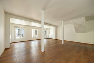 <p><strong>Stijlvol loftappartement op een AAA-locatie in het historische hart van Antwerpen</strong></p>
<p>Midden in het bruisende hart van Antwerpen, op wandelafstand van de Groenplaats, de Grote Markt, de Wilde Zee, de Meir en het Zuid, bevindt zich dit unieke loftappartement. Een ideale uitvalsbasis voor wie houdt van het stadsleven, met gezellige restaurants, trendy boetieks, terrasjes en cultuur letterlijk om de hoek.</p>
<p>Via de trap of lift bereikt u dit karaktervolle appartement, waar u meteen wordt verwelkomd in een praktische inkomhal met gastentoilet. Vervolgens opent zich een indrukwekkende leefruimte van circa <strong>70 m²</strong>, die dankzij de uitzonderlijke plafondhoogte, de industriële architectuur en de grote raampartijen een heerlijk loftgevoel uitstraalt. De warme parketvloer en overvloedige natuurlijke lichtinval creëren een eigentijdse en gezellige sfeer, ideaal om te ontspannen of vrienden te ontvangen.</p>
<p>De volledig ingerichte keuken sluit naadloos aan op de leefruimte en is voorzien met kwalitatieve Siemens-inbouwtoestellen, waaronder een vaatwasser, koelkast, vriezer en combi-oven. De aansluitende berging met voorzieningen voor een wasmachine en droogkast zorgt voor extra praktisch comfort.</p>
<p>De ruime slaapkamer vormt een aangename en rustige plek om tot rust te komen met daarnaast een stijlvolle badkamer, uitgerust met een douche, lavabo in meubel en handdoekradiator.</p>
<p>Ook technisch scoort dit appartement uitstekend. Het beschikt over een individuele condenserende gasketel, dubbele en HR-beglazing, een lift in het gebouw, een gunstig <strong>EPC-label B</strong> en is bovendien <strong>asbestvrij</strong>.</p>
<p>Dit appartement is de perfecte keuze voor jonge professionals, starters of investeerders die op zoek zijn naar een instapklare woonst met karakter, veel licht en een absolute topligging in het historische centrum van Antwerpen.</p>
<p><strong>Troeven</strong></p>
<ul>
<li>AAA-locatie in het historische centrum van Antwerpen</li>
<li>Op wandelafstand van de Groenplaats, Grote Markt, Wilde Zee, Meir en het Zuid</li>
<li>Karaktervol loftgevoel met industriële uitstraling</li>
<li>Indrukwekkende leefruimte van ca. 80 m²</li>
<li>Uitzonderlijke plafondhoogte en overvloedige lichtinval</li>
<li>Volledig ingerichte keuken met Siemens-inbouwtoestellen</li>
<li>Ruime slaapkamer van ca. 17 m²</li>
<li>Praktische berging met aansluiting voor wasmachine en droogkast</li>
<li>Lift aanwezig</li>
<li>EPC-label B</li>
<li>Asbestvrij</li>
<li>Ideaal als eigen woonst of investering</li>
</ul>
<p><br />Voor meer informatie en/of een bezichtiging ter plaatse, contacteer Sigalit op 0475/66.84.74 of via sigalit@reds.be</p>