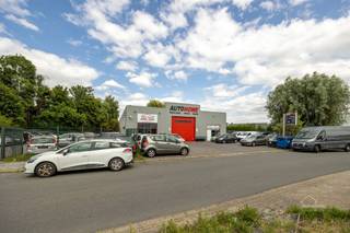 <p><span>A vendre : bâtiment industriel polyvalent avec résidence Helststraat 53, Aartselaar</span></p><p><span>Travailler et vivre en un seul endroit, idéal pour les entrepreneurs et les investisseurs</span></p><p><span>Découvrez cette propriété exceptionnelle au cœur d'Aartselaar : un </span><span>bâtiment industriel</span><span>spacieux </span><span> avec une </span><span>habitation attenante</span><span>, situé à un emplacement stratégique dans la Helststraat. Parfaitement adapté aux indépendants, aux investisseurs ou aux entrepreneurs souhaitant combiner vie et travail.</span></p><h3><span>Bâtiment industriel</span></h3><ul><li><span>Utilisation actuelle : garage pour l'</span><span>achat, la vente et les réparations</span></li><li><span>Partiellement loué,</span><span> revenu locatif direct</span></li><li><span>Grand atelier et zone de stockage</span></li><li><span>Grande allée et aire de stationnement</span></li><li><span>Idéal pour garage, atelier, stockage ou autres activités artisanales ou commerciales</span></li></ul><h3><span>Maison d'habitation à l'arrière</span></h3><ul><li><span>Maison familiale à part entière avec entrée séparée</span></li><li><span>Espaces de vie et jardin agréables</span></li><li><span>Peut parfaitement servir d'habitation propre ou de logement locatif supplémentaire</span></li></ul><h3><span>Situation</span></h3><ul><li><span>Facilement accessible par les autoroutes A12 et E19</span></li><li><span>A quelques minutes d'Anvers</span></li><li><span>Situé dans une zone industrielle avec une composante résidentielle : une combinaison rare !</span></li></ul><h3><span>Avantages</span></h3><ul><li><span>Combinaison d'un usage professionnel et résidentiel</span></li><li><span>Opportunité d'investissement</span><span>intéressante </span><span> grâce au flux locatif existant</span></li><li><span>Convient à diverses utilisations (garage, entrepôt, atelier, stockage, showroom, ...)</span></li></ul><p><span> </span></p><p><span> </span></p><p><span>Estimation gratuite de votre bien avec conseils ?</span></p><p><span>N'hésitez pas à nous contacter.</span></p><p><span> </span></p><p>Jens<span><span>Urbain<br />Jens</span></span><span>@home4you.be<br />+32 467 013 655<br />7/7 disponible<br />BIV 516 742</span></p>