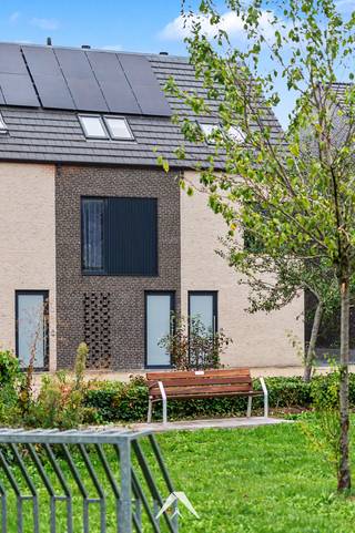 <p>Op zoek naar een <strong>instapklare, energiezuinige nieuwbouwwoning</strong> in een <strong>rustige, kindvriendelijke buurt</strong>, toch dicht bij alle voorzieningen? Deze woning maakt deel uit van een kleinschalig project te Walle, in een <strong>doodlopende, autoluwe straat</strong> met speelplein vlakbij. Grootwarenhuis, fitness, parken, scholen en de universiteit liggen op wandel- of fietsafstand.</p>
<p>We komen binnen in de inkomhal, met apart gastentoilet, vestiaire en een ruime berging. Via de leefruimte bereiken we de <strong>volledig uitgeruste open keuken</strong> met vaatwas, inductiekookplaat en ingebouwde koelkast/diepvriezer. Een achteringang geeft rechtstreeks toegang tot de tuin.</p>
<p>Op de verdiepingen vinden we 3<strong> volwaardige slaapkamers</strong>, een badkamer en een apart toilet. De zolderverdieping is een <strong>polyvalente ruimte, in te richten naar eigen wens</strong> — ideaal als bureau, hobbyruimte of extra slaapkamer.</p>
<p>Deze BEN-woning behaalt <strong>label A</strong>, dankzij een luchtdichte bouw, vloerverwarming (warmtepomp klaar), een energiezuinig ventilatiesysteem type D, zonnepanelen en regenwaterput. Buiten geniet u van een <strong>tuin</strong>, een <strong>eigen parkeerplaats</strong> en een <strong>fietsstalplaats</strong>, met bijkomende parkeergelegenheid op straat.</p>
<p><strong>Troeven op een rij:</strong> <br />✅ Instapklare BEN woning — Label A <br />✅ Rustige, kindvriendelijke en autoluwe straat, vlakbij speelplein <br />✅ Wandel-/fietsafstand tot grootwarenhuis, fitness, parken, scholen en universiteit <br />✅ Volledig uitgeruste keuken <br />✅ 2 volwaardige slaapkamers + polyvalente zolderruimte naar keuze in te richten <br />✅ Zonnepanelen, vloerverwarming en regenwater <br />✅ Eigen parkeerplaats en fietsstalplaats <br />✅ Kunststof ramen Schüco, kleidakpannen, betonnen vloerplaatfundering</p>
<p>Heeft u interesse in deze woning? Contacteer ons dan gerust voor meer informatie over de bezoekmogelijkheden!</p>
<p><em>(Bewoonbare oppervlakte is bruto op basis van het plan van de architect.)</em></p>