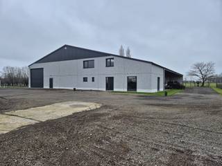 Ruime en hoge loods van ongeveer 1.000 m², ideaal voor opslag of logistiek. De loods heeft 3 afzonderlijke poorten, waardoor vrachtwagens...