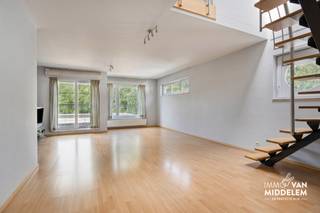 <strong>Immo Van Middelem verkoopt dit instapklare en zeer goed onderhouden duplexappartement (bouwjaar 2001), rustig gelegen aan de rand van Erembodegem. Het appartement heeft een bewoonbare oppervlakte van ca. 137 m² en beschikt over 3 slaapkamers, een aangenaam terras, een garage en een praktische berging.</strong><br /><br />De indeling is als volgt (1e VERDIEPING):<br />- inkomhal met vestiaire, woonkamer, keuken, berging, WC.<br />- DUPLEX-verdieping: nachthal, WC, 3 slaapkamers, badkamer (douche en ligbad).<br />- Losstaande garage<br />- Losstaande berging<br /><br />Gemeenschappelijke lasten: ± 81€/maand (onderhoud haag + gebouw).<br />Individuele tellers. Condenserende ketel op gas.<br />EPC: 158 kWh/m².jaar (UC: 0003912821).<br />Vrij bij akte.