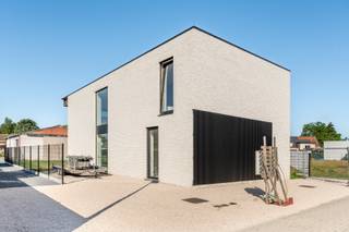 Deze moderne open bebouwing in het rustige Branst (Bornem) combineert strakke architectuur met functionele ruimte, en biedt nog tal van afwerkingsmogelijkheden naar eigen smaak en budget. <span><span><span><span><span>Grote glaspartijen zorgen voor overvloedig natuurlijk licht en geven het geheel een eigentijdse uitstraling. Binnenin zijn reeds enkele technieken en sanitaire voorzieningen voorzien, samen met de eerste sanitaire installaties, wat een stevige basis biedt voor verdere afwerking. Er zijn nu al enkele kwalitatieve materialen zichtbaar, zoals stijlvolle mortex vloeren en verfijnde architecturale details, die meteen de toon zetten voor het afwerkingsniveau dat hier mogelijk is. </span></span></span></span></span><span><span><span><span><span>Op het eigen perceel bevindt zich bovendien een magazijn van 150 m² – dat momenteel wordt verhuurd voor 700 euro per maand. Kortom, dit is een toekomstgerichte woning op een rustige locatie, met ruimte, licht, een modern ontwerp en een functioneel bijgebouw – een unieke kans voor wie graag zijn eigen stempel drukt op zijn thuis.</span></span></span></span></span><br />