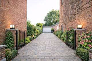 Interessante half vrijstaande burgerwoning van 1945 ontworpen door architect De Brauwer met 3 bouwlagen en plat dak in modernistisch getinte stijl. <br />De bereikbaarheid van het huis is uitzonderlijk door de dichte nabijheid van de E17, het stadscentrum, het station en warenhuizen (Delhaize op nog geen 150 meter).<br />Deze woning biedt maar liefst 278 m² bruikbare vloeroppervlakte!<br />Er zijn 3 volwaardige bouwlagen, en een droge kelder.  <br />Op het gelijkvloers vinden we de prachtige inkomhall met statige trap naar boven.  Vanuit de inkomhall bereikt men de zeer grote living bestaande uit 2 opvolgende delen, samen 47.5 m² met zicht op de (stads)tuin van 68 m².  Er is een oprit langs het huis naar de ruime garage (33 m²).  Summiere keuken, een apart toilet, doucheruimte en bergingen in de verlenging van het hoofdgebouw. Boven bevinden zich 6 grote slaapkamers (4 van 20 m², 1 van 6 m², 1 van 10.5 m²) en 1 badkamer.<br />In deze woning zijn reeds heel veel zaken aangepakt : PVC ramen met dubbel HR glas (2016), nieuwe CV ketel (2020), isolatie van het dak (2014 en 2018).  Verdere renovatiewerken doorheen het gebouw zijn noodzakelijk.<br />Het huis is asbestveilig, EPC score : EPC : C : 260 kWh/m²jaar, geen renovatieplicht.   De foto's dienen ter visualisatie en kunnen afwijken van de werkelijkheid.<br />Vastgesteld onroerend erfgoed (https://inventaris.onroerenderfgoed.be/erfgoedobjecten/84086).<br />Wenst u een afspraak om deze unieke woning te bekijken?  Maak dan snel een afspraak via is.waasmunster@skynet.be of tel. 0495/733419.