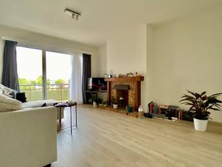 Een modern appartement gelegen nabij invalswegen en centrum op toch wel een rustige ligging staat te huur. Het betreft een fris en modern gerenoveerd appartement met alle gevraagde voorzieningen.<br /><br />Ruime leefruimte voorzien van authentieke haard. Aansluitend is er een terras voorzien. Verder is er een volledig geïnstalleerde keuken met ruime berging.<br /><br />Twee ruime slaapkamers zijn voorzien van voldoende stopcontacten, ruimte voor kleerkast/bureau. De badkamer bevat een inloopdouche, hangtoilet en wasmeubel.<br /><br />Tot slot is er nog een ondergrondse autostaanplaats, alsook een gemeenschappelijke fietsenberging.<br /><br />+ 50 euro voorschot syndickosten<br /><br /><br />PLUSPUNTEN:<br />inclusief autostaanplaats<br />terras<br />gevoel voor ruimte