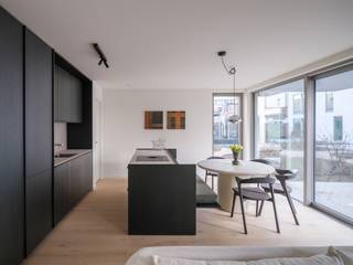 <p>Dit instapklare gelijkvloerse appartement maakt deel uit van de stijlvolle nieuwbouwresidentie Kaai 30, gelegen op een rustige en bijzonder centrale locatie aan de rand van Brugge. Vanuit de residentie geniet u van een aangenaam omgeving langs het water en bevindt u zich tegelijk op korte afstand van het historische stadscentrum.<br /><br />De ligging combineert het beste van twee werelden: rustig wonen, voldoende weg van de toeristische drukte, maar met alle voorzieningen binnen handbereik. Scholen, winkels en openbaar vervoer bevinden zich op wandelafstand. Ook de Grote Markt en ’t Zand zijn vlot bereikbaar. In de nabije omgeving vindt u bovendien meerdere supermarkten, diverse loop- en fietsroutes en een fitness en zwembad op minder dan 1 km van de residentie.<br /><br />Het appartement werd reeds volledig afgewerkt met kwalitatieve materialen en is volledig geschilderd, waardoor het onmiddellijk kan worden betrokken.<br /><br />De indeling omvat een ruime inkomhal met gastentoilet en wastafel, een aangename leefruimte met open keuken, uitgerust met alle hedendaags comfort, en een praktische technische berging. Vanuit de leefruimte heeft u rechtstreeks toegang tot het privatieve terras, dat aansluit op de mooi aangelegde, gemeenschappelijke binnentuin en een aangename plek vormt om tot rust te komen. Verder beschikt het appartement over een badkamer met inloopdouche en dubbele lavabo en twee volwaardige slaapkamers.<br /><br />Als bijkomende troef beschikt de residentie over een ondergrondse parkeergarage, te bereiken via een autolift. Bij het appartement dient een ondergrondse autostaanplaats te worden aangekocht, wat zorgt voor extra comfort en parkeergemak.<br /><br />Een uitstekende keuze voor wie op zoek is naar een kwalitatief, instapklaar appartement op een rustige en centrale locatie in Brugge.<br /><br />Voor verdere informatie of vrijblijvend bezoek contacteer Jana op 0498 10 98 98 of mail naar jana@immax.be.</p>