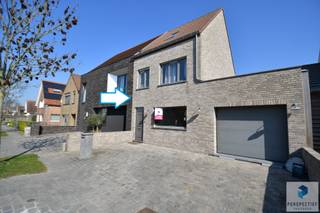 RAMSKAPELLE – Ruime woning met 4 slaapkamers, garage en tuin gelegen in het centrum van Ramskapelle.INDELING: Inkomhal met gastentoilet, badkamer en...