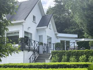 Stijlvolle instapklare villa te Aarschot<br /><br />Villa in Franse stijl op 15 are in een zeer rustige doodlopende straat met volledig zicht op een prachtige natuur. Hier geniet u van volledige privacy en rust, toch kortbij station, winkels, ziekenhuis, openbaar vervoer en de E314 op slechts enkele minuten te bereiken.<br />Met een bewoonbare oppervlakte van 312 m² biedt deze gerenoveerde woning een unieke combinatie van ruimte, licht en comfort. De royale leefruimtes, grote raampartijen en het open zicht op de omliggende natuur zorgen voor een uitzonderlijk vakantiegevoel.<br />De villa beschikt over een ruime leefruimte, grote keuken, afzonderlijke tv-hoek, een bureauruimte van 40 m2 ideaal voor thuiswerk of vrij beroep, drie volwaardige slaapkamers, meerdere dressings, een zolder en volledig onderkelderd.Zolder kan nog als hobbykamer .<br />Buiten vormen de 3 ruime terrassen in arduin, het verwarmde en overdekte zwembad met het sfeervolle badhuis de ideale setting om te ontspannen, te genieten van het groen of gasten in stijl te ontvangen.<br />Een unieke eigendom waar rust, ruimte, privacy en levenskwaliteit samenkomen. De perfecte gezinswoning voor wie exclusief wil wonen in een groene omgeving, zonder in te boeten aan bereikbaarheid en comfort.<br /><br />Troeven:<br /><br />- 312 m² bewoonbare oppervlakte.<br />- Perceel van 15 are<br />- Volledig gerenoveerd en instapklaar.<br />- Nieuwe ramen (2026).<br />- Living heeft een zeer aparte indeling waardoor er 2 zithoeken aanwezig zijn.<br />- Heel veel opbergruimte, mooie ingemaakte kasten.<br />- Beneden kan een bijkomende kamer gemaakt worden naast de 2de badkamer.<br />- Verwarmd en overdekt zwembad ( dek zwembad is pas nieuw),automatische besturing.<br />- De woning heeft 3 ruime aaneensluitende terrassen volledig in arduin rondom de woning.<br />- Gezellig badhuis met verwarming.<br />- Volledig onderkelderd.<br />- De zolder kan nog tot een hobbykamer omgevormd worden.<br />- Garage+ruime parkeergelegenheid, 400 volt aanwezig.<br />- aangelegde tuin, helemaal omheind en volledig aangelegde parking.<br />- Gastank<br />