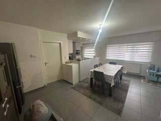 <p><span>NL. Telefonisch worden geen bezoekmomenten geregeld. Wenst u een bezoek? Gelieve dan het invulveld van deze website te vervolledigen met uw naam, uw telefoonnummer en uw e-mailadres. Wij zullen u vervolgens uitnodigen voor een bezichtiging.<br />FR. Aucune visite n'est organisée par téléphone. Vous souhaitez une visite ? Remplissez le formulaire de ce site web en indiquant votre nom, votre numéro de téléphone et votre adresse e-mail. Nous vous inviterons ensuite à une visite.<br />EN. Visits will not be arranged by phone. Would you like a visit? Then please complete the form on this website with your name, phone number and e-mail address. We will then invite you for a viewing. </span></p><p><span> </span></p><p><span>Dit prachtige appartement is gelegen aan de stadsrand van Aalst, in de rustige en vlot bereikbare omgeving van Bergekouter 30. Dankzij de gunstige ligging geniet u van een vlotte verbinding naar het stadscentrum, invalswegen en openbaar vervoer, terwijl u toch woont in een aangename woonomgeving. Het appartement bevindt zich op de eerste verdieping en bestaat uit een ruime inkomhal met vestiaire, een apart toilet, een grote woonkamer in L-vorm met open en volledig ingerichte keuken, een wasplaats, een berghok, twee slaapkamers en een badkamer. </span></p><p><span> </span></p><p><span>Een ruime garagebox is inbegrepen in de huurprijs. </span></p><p><span> </span></p><p><span>De maandelijkse huurprijs bedraagt 870 euro, aangevuld met 20 euro voor de gemeenschappelijke delen en het tweejaarlijks onderhoud van de CV-ketel. Het appartement is beschikbaar vanaf 1 april 2026. </span></p>