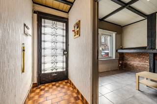 <p>Charmante woning in Sint-Niklaas, vlak bij scholen, openbaar vervoer en het stadscentrum.</p>

<p>Deze gesloten bebouwing uit 1939 combineert een praktische indeling met een aangename ligging aan de stadsrand van Sint-Niklaas. De woning beschikt over twee slaapkamers, een gezellige leefruimte en een tuin van 73 m² waar je in alle rust kan genieten van het buitenleven. Dankzij de nabijheid van scholen, openbaar vervoer en administratieve voorzieningen woon je hier centraal met alle dagelijkse faciliteiten binnen handbereik. De woning biedt bovendien verschillende mogelijkheden om ze verder naar eigen smaak te moderniseren en in te richten.</p>

<p> </p>

<p>Belangrijkste ruimtes:<br />• Woonkamer met kachel en gezellige leefruimte<br />• Keuken met oven, gaskookplaat, koelkast, spoelbak en ingemaakte kasten<br />• Badkamer met ligbad, toilet, wastafel, aansluiting voor wasmachine en droogkast<br />• Twee slaapkamers met aangename indeling<br />• Hobbyruimte met extra mogelijkheden voor opslag of vrije tijd<br />• Hal met toegang tot de verschillende ruimtes<br />• Tuin van 73 m²</p>

<p>Troeven:<br />• Centrale ligging nabij scholen, openbaar vervoer en stadscentrum<br />• Gezellige tuin van 73 m²<br />• Karaktervolle woning met potentieel</p>

<p> </p>

<p>Neem vandaag nog contact op met je ERA-makelaar voor een bezoek.</p>

<p>JOUW DROOMHUIS. ZO GEVONDEN!</p>