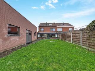 <p>Deze instapklare halfopen woning is gelegen op een uitzonderlijk ruim perceel van 1.223 m² en biedt een bijzonder grote bewoonbare oppervlakte, ideaal voor wie ruimte en veelzijdigheid zoekt. Via de inkomhal met gastentoilet komt u in de ruime, volledig geïnstalleerde keuken, aansluitend aan de veranda met open zicht op de uitgestrekte, zonnige tuin. De woonkamer met houtkachel zorgt voor een warme en gezellige leefruimte. Verder zijn er op het gelijkvloers een wasplaats met douche en een grote berging.</p>
<p>Op de eerste verdieping bevinden zich drie ruime slaapkamers en een badkamer met ligbad en dubbele lavabo. De tweede verdieping omvat een vierde grote slaapkamer en extra zolderruimte.</p>
Daarnaast bevindt zich een indrukwekkend bijgebouw met zeer ruime garage, geschikt voor bestelwagens en/of mobilhomes, voorzien van een poort van 3x3, plaats voor drie wagens, een toilet en een grote werk- of opslagruimte. De oprit biedt plaats aan vijf wagens. De grote, groene tuin met tuinhuis vervolledigt dit unieke aanbod.<br /><br />Extra troeven:<br />
<ul>
<li>energiezuinig</li>
<li>regenwaterput van 10000l en infiltratiesysteem</li>
<li>grondwaterput</li>
<li>overal rolluiken (deels elektrisch)</li>
<li>instapklaar</li>
</ul>
<p>Deze woning is te koop ZONDER makelaar via het concept van Smart Houses. Wenst u verdere inlichtingen of een bezoek? Contacteer rechtstreeks de eigenaar via 0496/37.97.33</p>