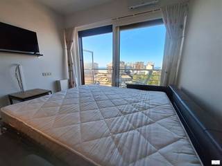 Studio met weids zeezicht in residentie Gaviota te WestendeOp zoek naar een tweede verblijf aan zee, een vakantieverblijf of een interessante investering aan de Belgische kust? Deze charmante studio, met conforme elektriciteit en asbestveilig, op de 7e verdieping van residentie Gaviota in Westende biedt alles om volop te genieten van het leven aan zee. Met een bruikbare vloeroppervlakte van 24 m² en een terras van 5m² geniet u van een aangenaam en praktisch ingedeeld geheel. De absolute blikvanger is het prachtige, open zeezicht dat u elke dag opnieuw laat genieten van de rust, de zeelucht en het unieke kustgevoel. De centrale ligging zorgt ervoor dat het strand, de zeedijk, winkels, horecazaken en alle nodige voorzieningen zich op wandelafstand bevinden. Bovendien beschikt de studio over twee private kelderbergingen, wat een bijzonder waardevolle extra opbergruimte biedt. Ook aan fietsers werd gedacht dankzij de aanwezigheid van een gemeenschappelijke fietsenberging, ideaal om de kust en de omliggende badplaatsen te ontdekken. Of u nu op zoek bent naar een zorgeloos tweede verblijf voor uzelf of naar een vastgoedinvestering met potentieel, deze studio combineert een uitstekende ligging, praktisch comfort en een prachtig uitzicht in één aantrekkelijk geheel. Een unieke kans om eigenaar te worden van uw eigen plekje aan zee in Westende. Neem gerust contact op voor meer informatie of een bezoek ter plaatse.