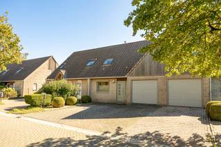 Zeer verzorgde, rustig gelegen en zeer energiezuinige woning met 3 slaapkamers, tuin en inpandige garage. Gelegen op een zonnig perceel en ideaal zuid-oost georiënteerd perceel van 282m² in een doodlopende straat nabij het dorpscentrum van Sint Antonius. De woning is instapklaar en werd de laatste jaren nog voorzien van 15 zonnepanelen (6450Wp), vernieuwd aluminium buitenschrijnwerk (incl. garagepoort) met HR+ beglazing, screens, vernieuwde cv-ketel, airco met warmtewisselaar enz. zodoende deze over energielabel A (score 78!) beschikt. Elektriciteit uiteraard conform AREI.<br /><br />INDELING: Inkomhal met gastentoilet - Vervolgens zeer lichte en open leefruimte/eetkamer met zicht op de zuid-oost georiëneerde tuin - Geheel ingerichte keuken voorzien van alle nodige toestellen - Verder is er een ruime garage met automatische poort met alle technische voorzieningen alsook aanpalende bergruimte. V1 omvat 3 ruime slaapkamers met meerdere voorzieningen qua bergruimte - Ruime badkamer voorzien van al het nodige. Tuin: Geheel aangelegd, geniet veel privacy en beschikt over een prima oriëntatie.<br /><br />BIJZONDERHEDEN: Doodlopende straat - Instapklare en vooral energiezuinige woning - EPC: 78 UC 3664504 - Elektriciteit conform - Asbestveilig - Energetische vernieuwingen - Stedenbouwkundige informatie in aanvraag - P&amp;G score: A - Huis kopen of verkopen in Zoersel? Bel 03 361 51 51 of via info@yvesvanpelt.be voor een gratis schatting.