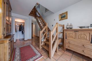 In het landelijke Sint-Amands vinden we deze ruime woning terug. Deze gesloten bebouwing bevindt zich op een uitstekende locatie, op wandelafstand...
