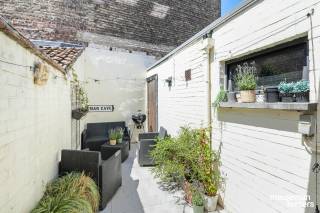 Vous recherchez une maison rénovée où vous pouvez emménager immédiatement ? Cette charmante maison de ville mérite assurément une visite !<br /><br />Située dans un quartier alliant tranquillité et accès rapide via Katelijne- et Gentpoort vers la gare et les axes routiers. <br /><br />Cette maison prête à vivre a été entièrement rénovée entre 2021 et 2023, offrant un confort moderne tout en conservant une atmosphère chaleureuse et accueillante.<br /><br />Au rez-de-chaussée, vous trouverez un hall d'entrée, un agréable coin salon et une cuisine spacieuse et lumineuse qui constitue le cœur de la maison. La salle de bain soignée est équipée d’un WC, d’un lavabo et d’une douche à l’italienne.<br /><br />À l’extérieur, une grande cour urbaine vous invite à vous détendre en toute sérénité.<br /><br />Un espace de rangement extérieur pratique, aménagé en buanderie, offre un confort d’usage supplémentaire.<br /><br />À l’étage, la maison dispose de deux chambres confortables et d’un palier.<br /><br />Sur le plan technique, cette maison est également performante : installation électrique certifiée, label énergétique EPC C avec un score favorable de 236 kWh/m², et elle est également exempte d’amiante.<br /><br />En résumé, une maison clé sur porte, économe en énergie et pleine de charme, idéale pour les primo-accédants, couples ou investisseurs à la recherche d’un achat sans souci.<br /><br />À proximité immédiate, un complexe de garages où le propriétaire actuel loue deux emplacements.<br /><br />Prenez vite rendez-vous et découvrez par vous-même les atouts de cette séduisante propriété !