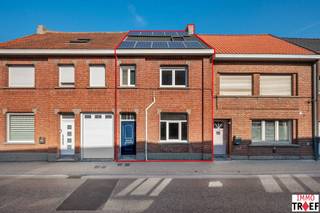 Deze centraal gelegen gezinswoning bevindt zich in de Lange Minnestraat 96 te Lebbeke, op een enkele meters van scholen, winkels en het openbaar vervoer. Je komt binnen via de inkomhal, die toegang biedt tot een gezellige leef-en eetruimte. Verder beschikt het gelijkvloers over een geïnstalleerde keuken en verschillende opbergruimtes met aansluitend de tuin. Op de eerste verdieping is er een nachthal met twee slaapkamers en een badkamer met ligbad, wastafel en toilet. Via een vaste trap bereik je de zolderverdieping waar zich nog een grote derde kamer bevindt en die na afwerking kan ingericht worden naar wens. TROEVEN: instapklare woning, EPC:D, géén renovatieplicht, centraal gelegen, zonnepanelen aanwezig, vrij bij akte. Meer info, vragen of een bezoek? Contacteer Charlotte van IMMO TROEF: 052 52 52 00 of info@immotroef.be.