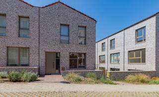 <p>KIJKDAG – ZATERDAG 29 AUGUSTUS VANAF 10 UUR (OP AFSPRAAK)<br /><br />GAVERE – RECENTE HALFOPEN BEBOUWING MET 3 SLAAPKAMERS EN 2 BADKAMERS OP TOPLOCATIE!<br /><br />Deze recente halfopen bebouwing is gelegen in een gezellige en kindvriendelijke woonwijk in Gavere. De woning geniet van een uitstekende ligging, met scholen, banken, supermarkten en winkels op korte afstand. Dankzij de nabijheid van het openbaar vervoer, het treinstation, diverse belangrijke invalswegen en de E17 is ook de bereikbaarheid uitstekend. Bovendien beschikt de wijk over een speeltuin, ideaal voor gezinnen met kinderen.<br /><br />Naar indeling toe beschikt de woning op het gelijkvloers over een inkomhal met gastentoilet, een lichtrijke woonkamer met aansluitend een open en volledig geïnstalleerde keuken, en een praktische bergruimte. <br />De eerste verdieping omvat 3 ruime slaapkamers. Eén van de slaapkamers beschikt over een en-suite badkamer met ligbad en een dubbele lavabo. Daarnaast is er een tweede badkamer met inloopdouche en lavabo. Ook op deze verdieping werd een apart toilet voorzien.<br /><br />Buiten geniet u van een zonnige en onderhoudsvriendelijke tuin met een aangelegd terras, ideaal om heerlijk te ontspannen.<br /><br />De woning is voorzien van alle hedendaagse comfort en energiezuinige technieken. Zo beschikt ze onder meer over een EPC-label A, dubbele beglazing en een warmtepomp.<br /><br />Kortom, bent u op zoek naar een recente halfopen bebouwing met 3 slaapkamers, 2 badkamers en een uitstekende ligging? Aarzel dan niet en maak vandaag nog uw afspraak voor de kijkdag! Voor meer informatie of een bezoek kunt u ons contacteren via 053/60.65.60.<br /><br />De vermelde prijs is een richtprijs. Na ontvangst van de biedingen zal de verkoper beslissen of hij/zij de eigendom verkoopt aan het beste bod. De richtprijs is aldus niet bindend voor de verkoper.</p>