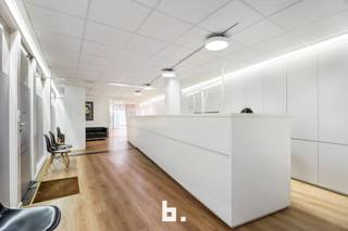 Op zoek naar een moderne en ruime kantoorruimte op een toplocatie?<br />Deze instapklare kantoorruimte van 375 m², verdeeld over twee verdiepingen (gelijkvloers en 1ste verdieping), biedt alle nodige voorzieningen voor een efficiënte en aangename werkomgeving.<br /><br />Troeven van dit kantoor:<br />✔ Grote raampartijen – veel natuurlijk licht en een open, aangename sfeer<br />✔ Diverse aparte bureaus – flexibel in te delen werkruimtes<br />✔ Vergaderzaal – ideaal voor professionele meetings<br />✔ Keuken – praktisch ingericht voor comfort tijdens de werkdag<br />✔ Ingebouwde kasten – veel opbergruimte zonder ruimteverlies<br />✔ Meerdere toiletten – voor extra gebruiksgemak<br />✔ Centrale verwarming op gas &amp; airco – aangenaam binnenklimaat in alle seizoenen<br />✔ Gunstig EPC (B) – energiezuinig en kostenbesparend<br />✔ Uitstekende ligging – vlot bereikbaar en commercieel interessant<br /><br />Dankzij de grote raampartijen geniet deze kantoorruimte van een moderne uitstraling en veel lichtinval, wat bijdraagt aan een productieve en aangename werksfeer.<br /><br />📍 Gelegen in het centrum van Roeselare, ideaal voor klanten en medewerkers.<br /><br />🔎 Interesse? Contacteer ons vandaag nog voor meer info of een bezichtiging!<br /><br />Huurprijs bedraagt 2.500,00 euro/maand + 150,00 euro/maand (3 autostaanplaatsen) + syndicuskosten.