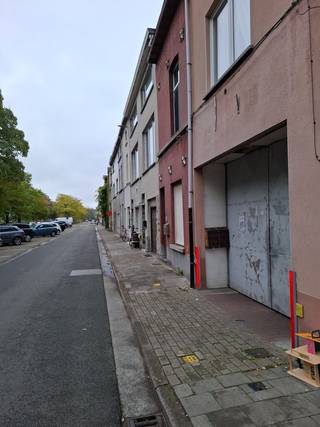 HIER ZIJN IN TOTAAL NOG 3 GARAGEBOXEN TE KOOP. Afzonderlijk of als geheel. De garages zijn volledig afgesloten met kantelpoort en maken deel uit van...