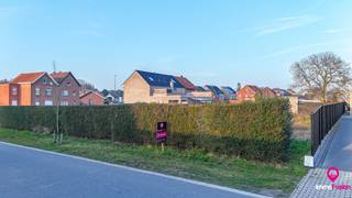 Bent u op zoek naar de ideale locatie om uw droomwoning te realiseren? Deze bouwgrond in een rustige straat in Stal (Beringen) biedt een uitstekende combinatie van bereikbaarheid, ruimte en een groene omgeving.<br /><br />Het perceel heeft een oppervlakte van 4,94 are en beschikt over gunstige afmetingen van 15,5 meter breed en 28,50 meter diep. Hierdoor zijn er tal van mogelijkheden om een comfortabele woning te bouwen met voldoende buitenruimte.<br /><br />De ligging is een absolute troef: u geniet hier van een vlotte verbinding naar omliggende gemeenten en belangrijke invalswegen, terwijl u toch in een rustige en groene buurt woont, vlakbij het centrum van Stal.<br /><br />Bovendien zijn er reeds vergunde mogelijkheden voorzien voor een carport en een terras, wat u meteen extra comfort en flexibiliteit biedt bij het ontwerpen van uw woning. Ook een tuinhuis van 5 x 3 meter is vergund, ideaal voor extra opslag of hobbyruimte.<br /><br />Kortom, deze bouwgrond biedt alles wat u nodig heeft om uw woonproject te realiseren op een aangename en goed bereikbare locatie.<br /><br />- Goede verbinding<br />- Rustige ligging vlakbij Stal<br />- Groene omgeving<br />- Perceel van 4,94 are met ideale afmetingen<br />- Vergunde carport, terras en tuinhuis<br /><br /><span>Maatregelen opgenomen in het Maatregelenregister: nee</span><br /><br /><span>Voor een bezichtiging ter plaatse of meer info, bel ons op 078/78.78.70, of kom gewoon binnen op ons kantoor, steeds welkom!</span>