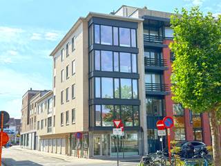 TORENSTRAAT 7 BUS 5<br />8800 ROESELARE<br /><br />Op zoek naar een gezellig en instapklaar appartement in het hart van Roeselare? Dit verzorgde appartement op de derde verdieping combineert een aangename woonomgeving met een prachtig open en groen uitzicht over het Pieter Deconinckplein.<br />Het appartement werd recent volledig opgefrist en geniet dankzij de grote ramen van veel natuurlijke lichtinval.<br />De indeling omvat een inkomhal, een lichtrijke woonkamer met open keuken, éen slaapkamer badkamer.<br />De open keuken is praktisch ingericht en beschikt over heel wat kastruimte en de nodige toestellen, waaronder een vaatwasmachine, oven en kookplaat. Er is bovendien een aansluiting voorzien voor zowel een wasmachine als droogkast.<br />De slaapkamer biedt voldoende ruimte voor een comfortabel bed en kastruimte. De badkamer is uitgerust met een instapdouche, wastafel en toilet.<br />Een bijkomende troef is de ruime privatieve kelderberging, ideaal voor het opbergen van materiaal en persoonlijke spullen.<br /><br />TROEVEN:<br />- Volledig opgefrist<br />- Grote ramen en veel lichtinval<br />- Panoramisch en open zicht op het groene Pieter Deconinckplein<br />- Open keuken met toestellen<br />- Vaatwasmachine, oven en keramische kookplaat<br />- Aansluiting voor wasmachine en droogkast<br />- Badkamer met instapdouche<br />- Ruime privatieve kelderberging<br />- Topligging in het centrum van Roeselare<br />- Op wandelafstand van de Grote Markt, winkels, horeca en het station<br />Syndickosten: € 120,00/maand, inclusief verwarming en waterverbruik<br />Beschikbaar vanaf: 01/11/2026