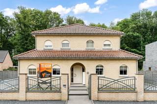 <p><span>Zeer ruime, goed onderhouden woning (269m²) met 4 slaapkamers + tuin van 10 are met ruime garage (26m²) te Beverlo.</span></p><p><span> </span></p><p><span>Belangrijkste troeven:</span></p><p><span>- Gelegen in een rustige straat</span></p><p><span>- 4 slaapkamers</span></p><p><span>- 2 badkamers</span></p><p><span>- Zeer ruime keuken en leefruimte</span></p><p><span>- Tuin met ruime garage en gezellige pergola</span></p><p><span>- Rolluiken</span></p><p><span> </span></p><p><span>Bekijk zeker ook de 3D virtuele rondleiding en de grondplannen met de afmetingen. Zo krijgt u van thuis uit al een perfect beeld van wat deze woning te bieden heeft!</span></p><p><span> </span></p><p><span>Wenst u meer info of een vrijblijvende bezichtiging, contacteer dan ons kantoor op het nummer 011 85 15 15 en wij helpen u graag verder.</span></p>