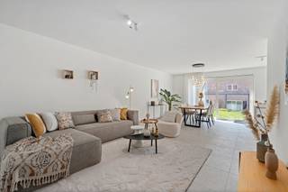 Droom je van een frisse start in een rustige, landelijke omgeving met alle voorzieningen binnen handbereik? Ontdek deze prachtige verkaveling tussen de Zonnebekestraat en Blikstraat in Langemark-Poelkapelle.
Deze nieuwe buurt biedt een gevarieerd aanbod aan woningen met zowel landelijke charme als moderne elegantie – perfect afgestemd op jouw woonwensen. Je woont er op wandel- en fietsafstand van winkels, scholen en openbaar vervoer, met alle comfort van vandaag én de rust van het platteland.
Elke woning is ontworpen met oog voor ruimte en comfort. Je geniet van een lichtrijke leef- en eetruimte, een open keuken die je volledig naar eigen smaak kunt inrichten, een handige berging, drie slaapkamers en een eigentijdse badkamer.
Daarnaast is er nog één bouwgrond voor een alleenstaande woning beschikbaar – de ideale kans voor wie zijn eigen woning op maat wil realiseren in een groene en gezellige omgeving.
Benieuwd naar de mogelijkheden? Neem vandaag nog contact met ons op voor meer info of een bezoek ter plaatse. Jouw nieuwe thuis wacht in Langemark-Poelkapelle.
De woningen worden verkocht onder BTW-stelsel.