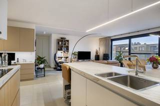 Penthouse à vendre à Boomdisposition :- hall d'entrée avec espace pour vestiaire- toilettes séparées- salon- terrasse orientée sud (15 m²) avec...