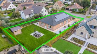 Deze ruime bungalowwoning is gelegen in de gegeerde villawijk Ten Poele in Middelkerke, op een prachtig perceel van 777 m². Met een bewoonbare oppervlakte van maar liefst 329 m² en een tuin rondom de woning geniet u hier van veel ruimte, privacy en zon gedurende de hele dag.<br /><br />De woning is volledig ingericht op het gelijkvloers en beschikt over een inkomhal met afzonderlijk gastentoilet. De ruime en lichtrijke woonkamer sluit aan op de afzonderlijke keuken, die praktisch is ingericht en voorzien is van een granieten werkblad, oven, keramische kookplaat, dampkap, vaatwasmachine en koelkast.<br /><br />Verder zijn er drie zeer ruime slaapkamers en een badkamer met ligbad met douchefunctie, lavabo met spiegel en onderkasten, en een toilet.<br /><br />Een grote troef is de ruime garage met automatische sectionaalpoort, die aansluit op een technische berging waar de verwarmingsinstallatie zich bevindt.<br /><br />Daarnaast beschikt de woning over een zolderruimte van maar liefst 120 m², die tal van mogelijkheden biedt voor het creëren van extra slaapkamers, een hobbyruimte of een polyvalente ruimte.<br /><br />Ook op energetisch vlak zijn er interessante troeven, waaronder de aanwezige zonnepanelen met een totale opbrengst van 5.040 Wp(groenestroomcertificaten).<br /><br />Een ruime bungalow met veel potentieel, gelegen in een rustige en gegeerde woonomgeving in Middelkerke.<br /><br />Voor meer informatie of een bezoek kunt u contact opnemen met Inti via inti@immofrancois.be of 0499 74 89 74.<br /><br />