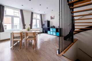 Ben je op zoek naar een instapklare woning met 4 slaapkamers in het historisch stadscentrum van Mechelen? In een rustige wijk in het Groot Begijnhof bevindt zich deze verrassend ruime en lichtrijke woning op een boogscheut van scholen, supermarkten, winkels, autosnelweg en het historische stadscentrum van Mechelen. Ideaal geschikt voor een combinatie wonen en werken of voor zij die van veel plaats houden.<br /><br />Indeling: op het gelijkvloers komt u binnen in de inkomhal. Deze geeft u toegang naar de eerste slaapkamer en naar de lichtrijke bureauruimte. De bureaOp het gelijkvloers: inkomhal met toegang tot 2 kamers (ideaal als bureauruimtes of extra slaapkamers), toilet apart en berging met inbouwkasten (aansluiting voor de wasmachine en de droogkast, en voldoende plaats voor het stockeren van de vuilbakken). <br />Eerste verdieping: Ruime eetkamer en living met veel lichtinval. De keuken is volledig ingericht (ingebouwde oven, afwasmachine,...) en geeft toegang tot het terras, waar je gezellig in alle rust kan genieten. Tweede verdieping: twee grote slaapkamers, badkamer met wc, lavabomeubel en ligbad. Bovendien beschikt deze woning ook nog over een zolder en een kelder en is ze reeds uitgerust met zonnepanelen.<br /><br />Concreet: Ideale woning voor wie ruimte nodig heeft en voor wie bereikbaarheid belangrijk is. <br />Op minder dan 5 min te voet van de Grote Markt. <br />De woning beschikt over 4 (slaap)kamers, heeft een terras en is uitgerust met zonnepanelen en kan ideaal gebruikt worden voor een combinatie wonen en werken.<br />Kortom: Dit huis is qua ligging de perfecte uitvalsbasis maar is toch rustig gelegen, is instapklaar en heeft voldoende ruimte om je hobby/werk uit te oefenen.<br /><br />Intresse? Contacteert ons via mail (info@immosir.be) of telefonisch (015/65.50.05) om een afspraak in te plannen!