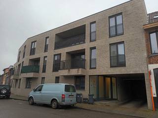 Rustig gelegen tof 1-slaapkamer appartement met terras en autostaanplaats.
Beschikbaar: 01/04/2026 - Maandelijkse kosten begrepen in huurprijs - Waarborg 2.370 EUR - Plaatsbeschrijving: 200 EUR