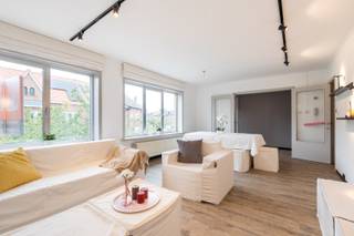 In een gebouw van slechts 2 appartementen. Het omvat de volledige 1e verdieping inclusief de zolder. Topligging in de gegeerde wijk Bevegem, op wandelafstand van scholen, station, sportinfrastructuur en het centrum van Zottegem. Het appartement heeft enorm veel lichtinval, een ruime leefruimte, afzonderlijke keuken met berging, twee slaapkamers en een complete badkamer (douche én bad). Er is tevens een privatieve kelderberging. Dankzij de 10 zonnepanelen bent je klaar voor de toekomst. De ruime zolder van 60m² kan ingericht worden -vergunning aanwezig. Mogelijkheid tot aankoop van een grote garage van 30m². De beschikbare attesten kan je downloaden via JUNOvastgoed.be.