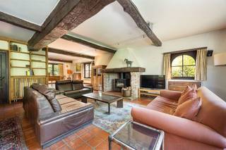 REFURBISHED VILLA AT THE END OF A CUL-DE-SAC OVERLOOKING MEADOWS. * Ground floor : Upon entering you are welcomed in an entrance hall on Carrara...