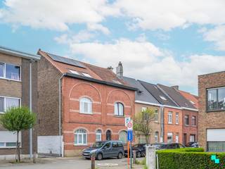 Verkocht op de Bordes-bezoekdag. Compromis in opmaak..Deze vernieuwbouwwoning is gelegen op een perceel van 130 m² en beschikt over een bewoonbare...