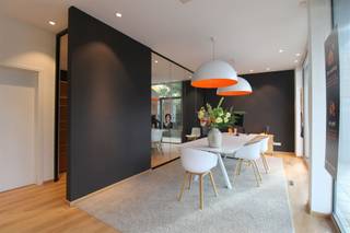 Dit instapklaar handelspand van ongeveer 70 m² is gelegen op een zeer goed zichtbare hoeklocatie aan de Hermanslaan en Rijksweg, wat zorgt...