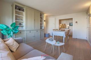 Op zoek naar de combinatie van rust en groen met toch de zee binnen handbereik? Dan is dit een echte voltreffer! Dit appartement bevindt zich aan de rand van de villawijk, op een boogscheut van het strand, en biedt u zo het beste van twee werelden.<br /><br />Het appartement maakt deel uit van een kleinschalige residentie, wat meteen zorgt voor een uiterst charmante en huiselijke uitstraling. Binnenin is het appartement volledig gerenoveerd en gezellig ingericht, waardoor u hier zonder zorgen kan intrekken. Met 2 volwaardige slaapkamers biedt dit appartement voldoende ruimte voor een gezin of voor wie regelmatig bezoek krijgt.<br /><br />Ook praktisch zit het hier snor: de kelderberging is inbegrepen bij het appartement. Energetisch scoort dit appartement bovendien uitstekend, met een EPC van 139 kWh/m²jaar behaalt het met glans het B-label! Bovendien hoeft u geen verhuis te plannen, het appartement wordt gemeubeld aangeboden.<br /><br />Het appartement beschikt zowel voor- als achteraan over elektrische rolluiken waardoor privacy en slaapcomfort optimaal is.