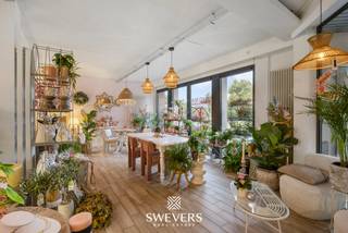 Voor meer info en foto’s, surf naar www.swevers.be – Aan de Nieuwe Steenweg 2 bus 1 in Heers bevindt zich dit instapklare handelspand met een oppervlakte van 221 m². Het pand werd gebouwd in 1999 en beschikt over een winkelruimte die in 2023 werd gemoderniseerd. De gelijkvloerse verdieping wordt grotendeels ingenomen door een ruime, open winkelruimte die volop mogelijkheden biedt voor klantenontvangst en commerciële activiteiten. Aansluitend bevindt zich een afzonderlijk bureau, ideaal voor administratie, planning of gesprekken in alle rust. Daarnaast zijn er verschillende praktische ruimtes aanwezig, waaronder een berging voor voorraad of materiaal, een keuken, gang en twee aparte toiletten. Zo worden commerciële activiteiten en ondersteunende functies overzichtelijk binnen één pand gecombineerd. Een bijkomend voordeel zijn de parkeermogelijkheden. Ook de bereikbaarheid is praktisch: de bushalte ligt op slechts 50 meter, winkels op 220 meter en scholen op 180 meter. De snelweg bevindt zich op 7,5 km en het treinstation op 8,1 km. Dankzij de royale winkelruimte, functionele indeling en modernisering in 2023 vormt dit handelspand een interessante uitvalsbasis voor uiteenlopende commerciële activiteiten. Voor meer informatie, bel 012 699 900. Bron bewoonbare oppervlakte: EPC – verslag.