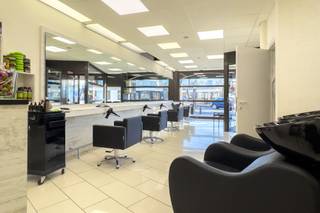 Bent u op zoek naar een ideaal gelegen handelszaak vlak aan het UZ Gent? <br />Dan is dit pand zeker iets voor u! <br /><br />Op een uitstekende locatie vlakbij het UZ Gent bieden wij een handelsruimte aan op het gelijkvloers. Deze commerciële ruimte is momenteel verhuurd aan een kapperszaak, maar leent zich perfect voor diverse andere bedrijfsactiviteiten.<br /><br /><strong>Hoe ziet de indeling eruit: </strong><br />Via de inkomhal komt u terecht in een ruimte waar momenteel de kapperszaak uitgeoefend wordt. Verder is hier ook een apart toilet en aparte ruimte voor keuken/berging. <br /><br /><strong>Kenmerken:</strong>
<ul>
<li>Toplocatie </li>
<li>Duurzame warmtepomp </li>
<li>Flexibel in te richten </li>
<li>Momenteel verhuurd</li>
</ul>
Interesse om eens langs te komen? Contacteer Elisa 0468 45 65 26 of elisa@ocvastgoed.be<br /><br />EPC: C-label, Bruto Vloeroppervlakte handelspand: 52 m² (volgens het EPC-verslag)<br />Stedenbouwkundige inlichtingen: in aanvraag. <br />Overstromingsgevoelig gebied: in aanvraag.<br />P-score, G-score: in aanvraag. <br />Dit pand is niet onderhevig aan de renovatieverplichting